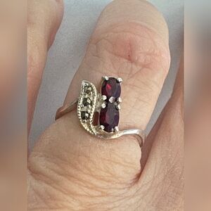 Vintage minimalist, sterling silver 925 garnet ladies ring 2.38 Grams size 5.5